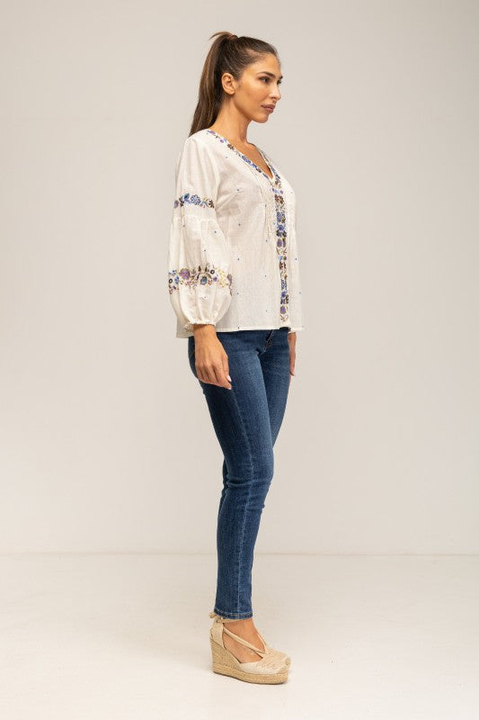 Blusa boho bordado floral.