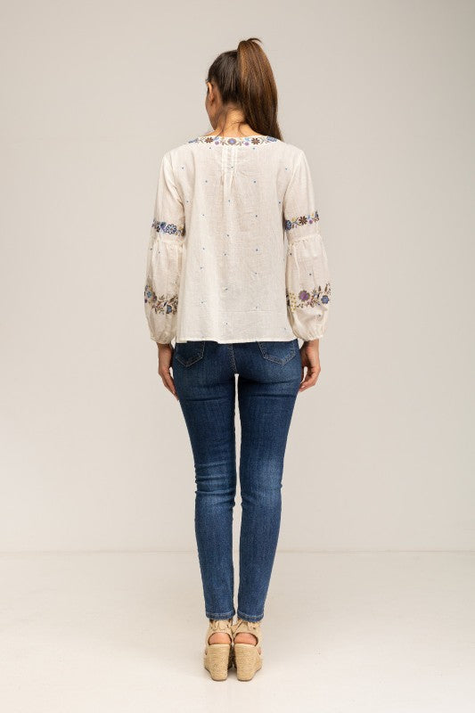 Blusa boho bordado floral.