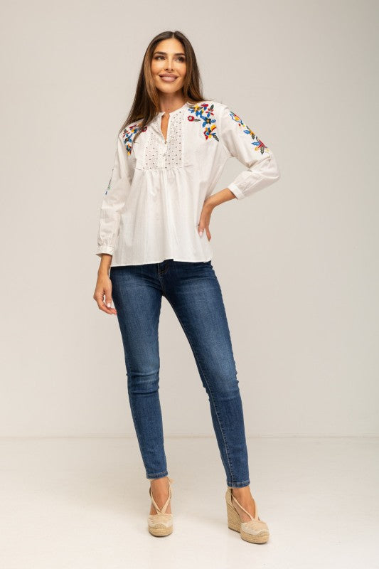 Blusa bordada con botones