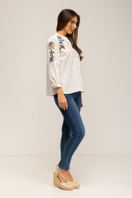 Blusa bordada con botones