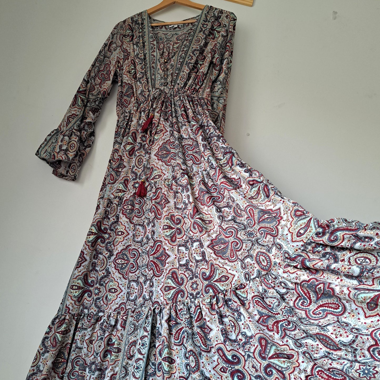 Vestido largo boho con cintura ajustable.