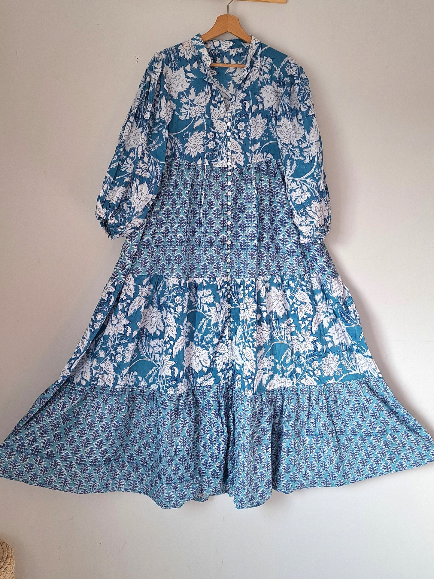 Vestido largo de algodón orgánico teñido con bloques de madera