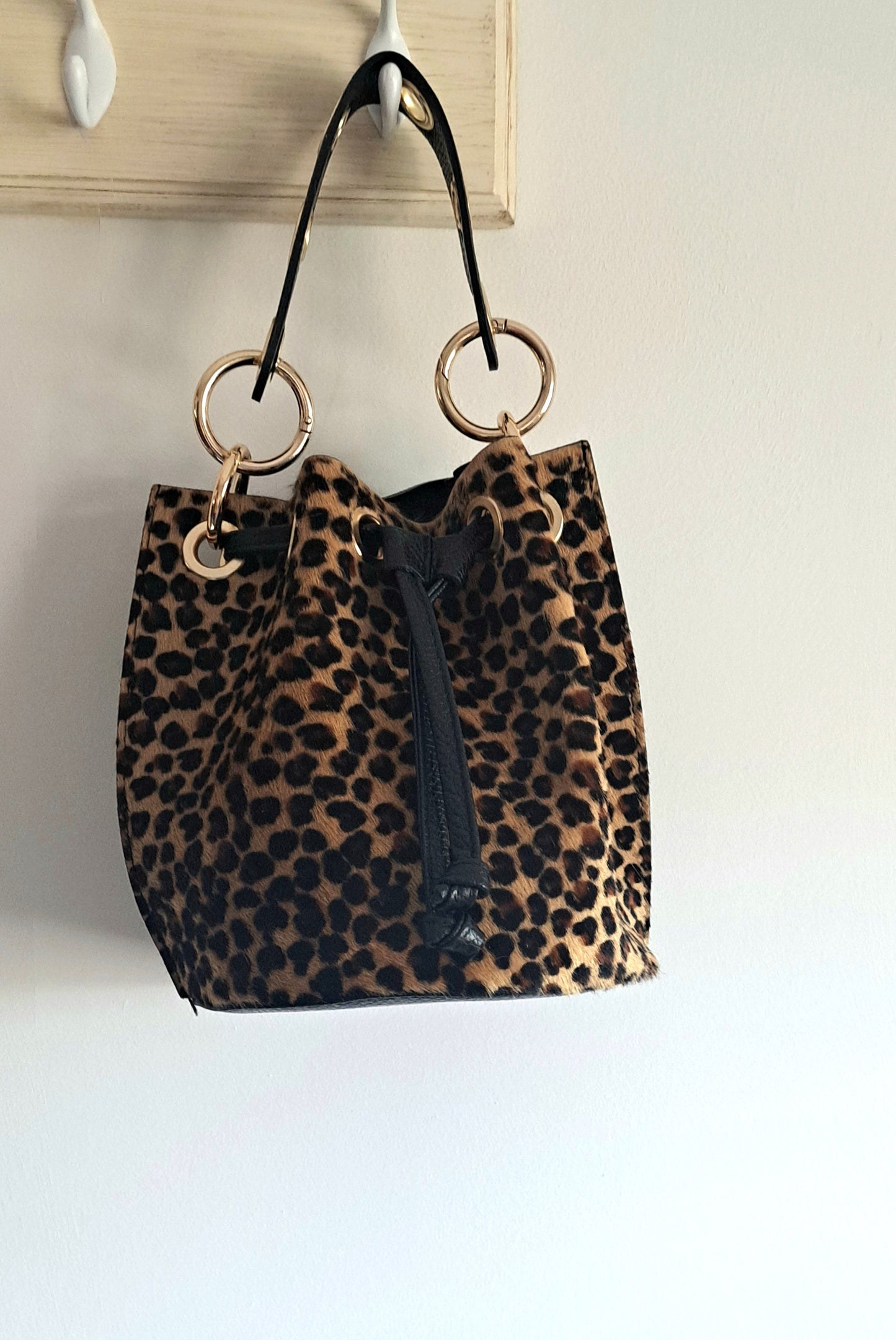 Bolso bombonera de mano animal print.