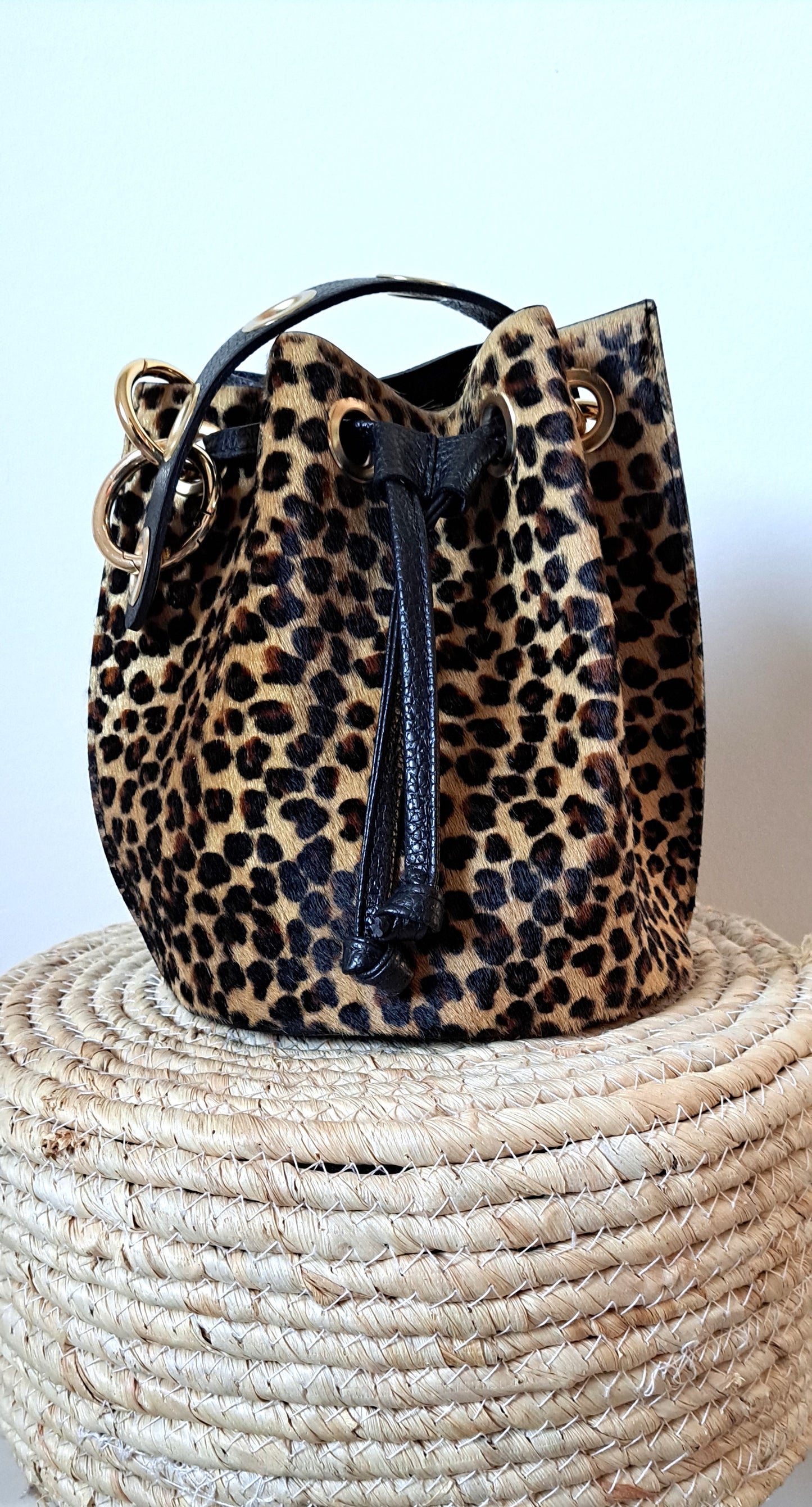 Bolso bombonera de mano animal print.