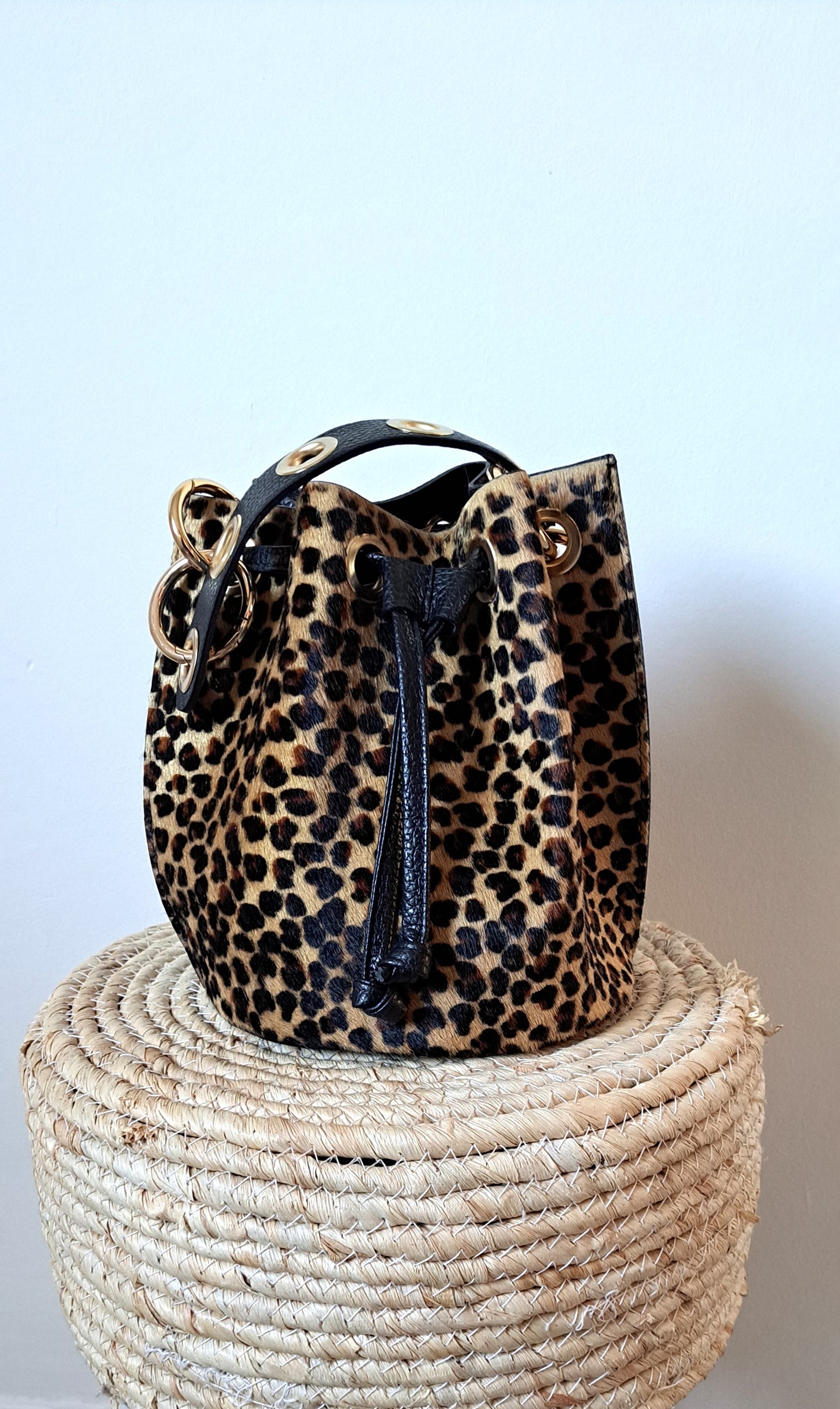 Bolso bombonera de mano animal print.