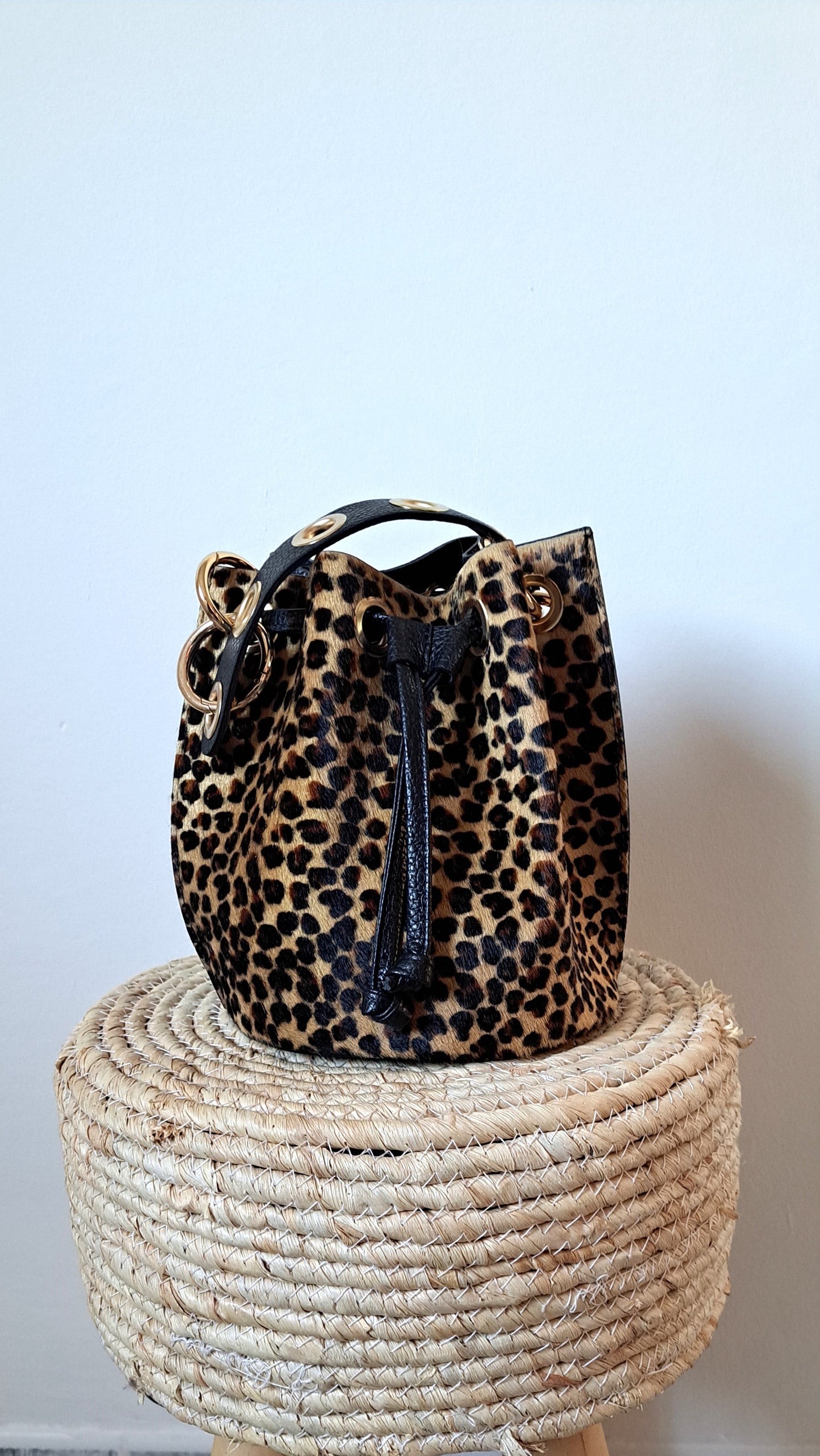 Bolso bombonera de mano animal print.