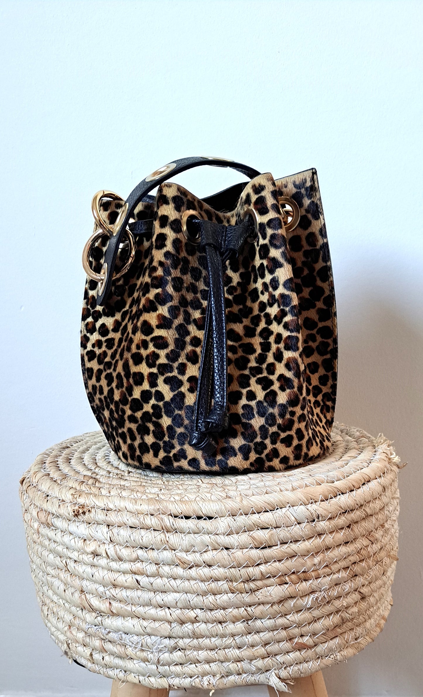 Bolso bombonera de mano animal print.