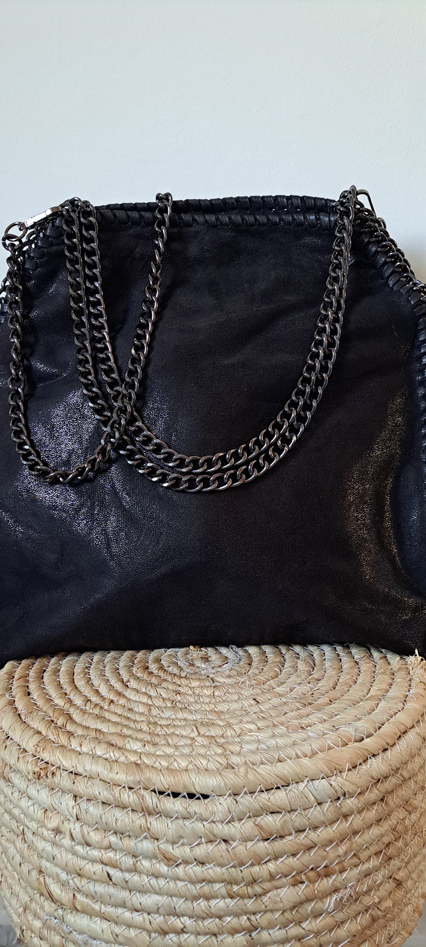 Bolso de piel con cadenas decorativas