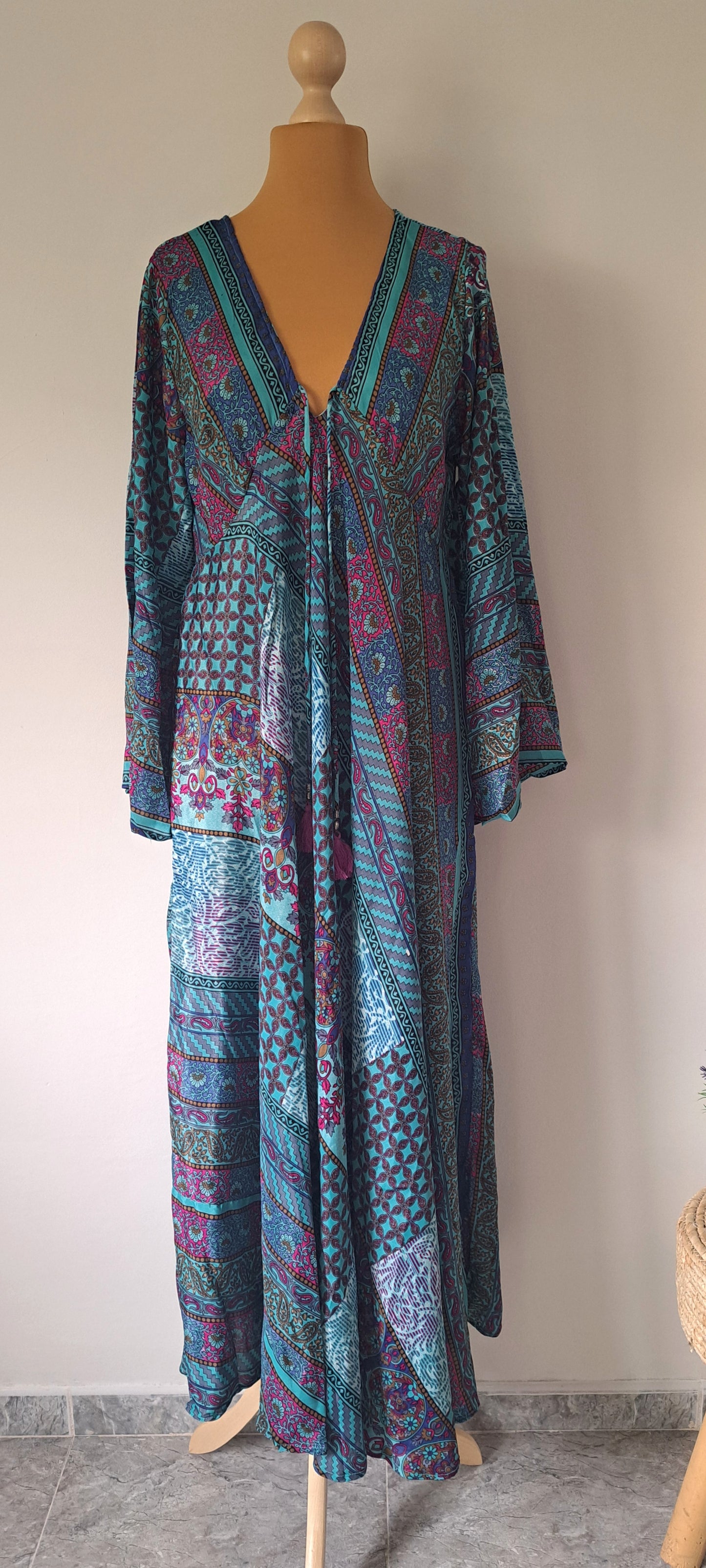 Vestido boho de seda con escote en v