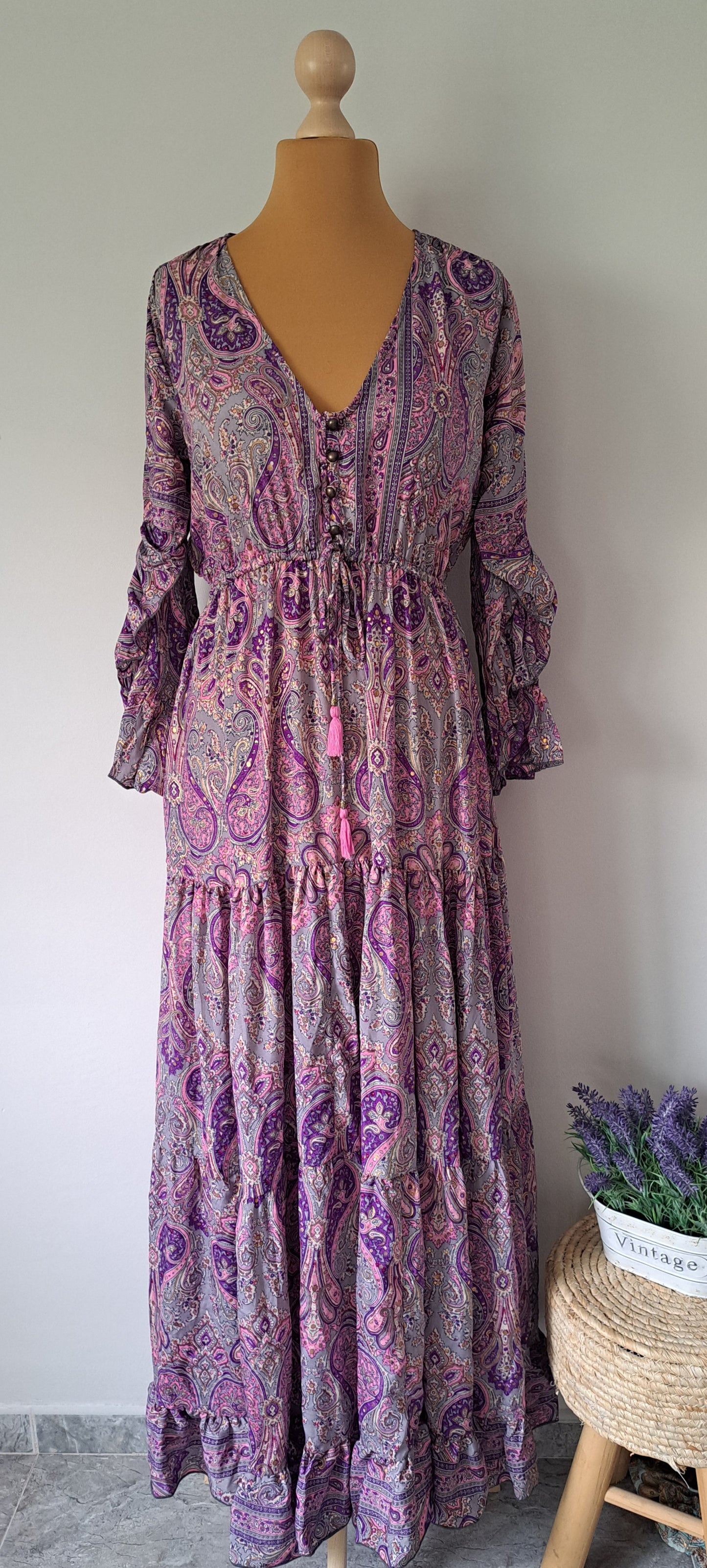 Vestido largo boho con cintura ajustable.