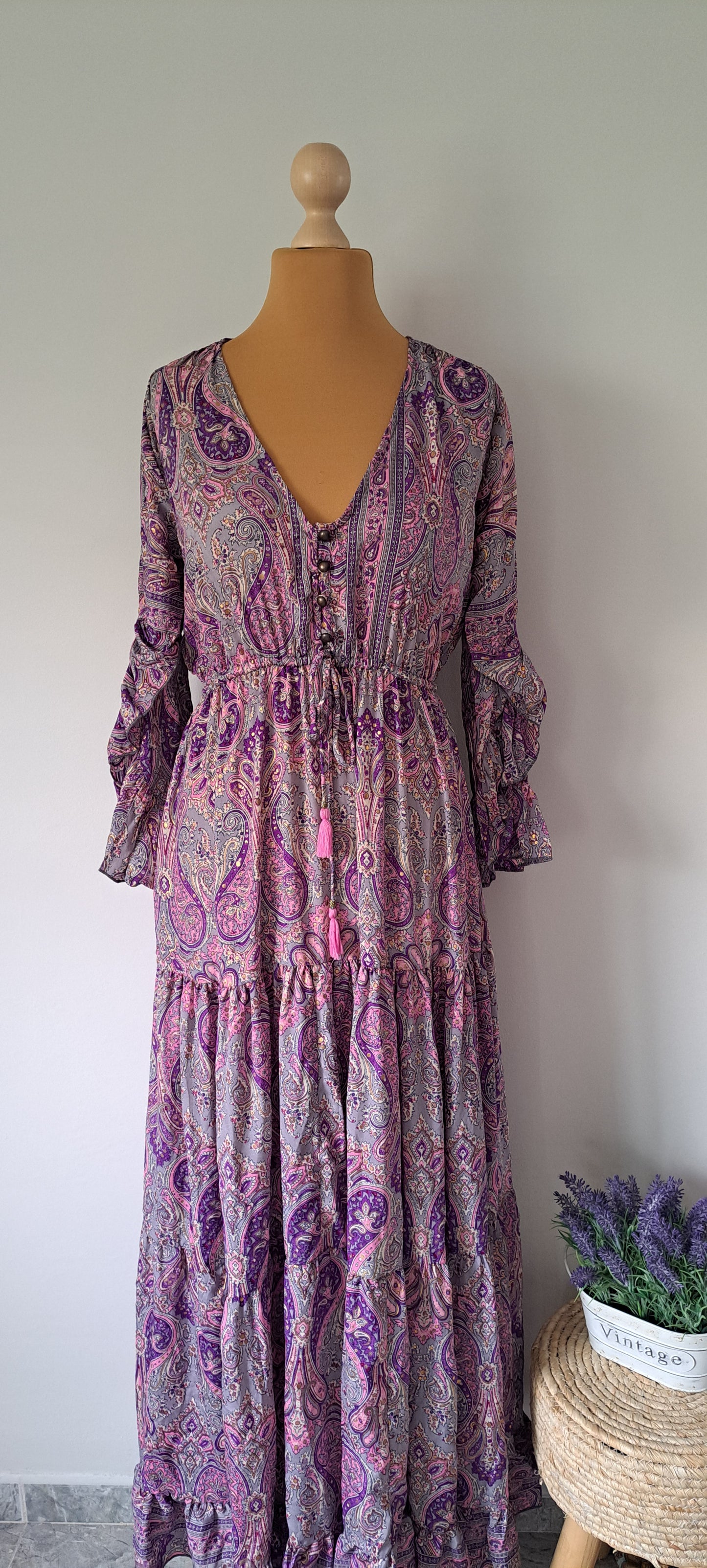 Vestido largo boho con cintura ajustable.