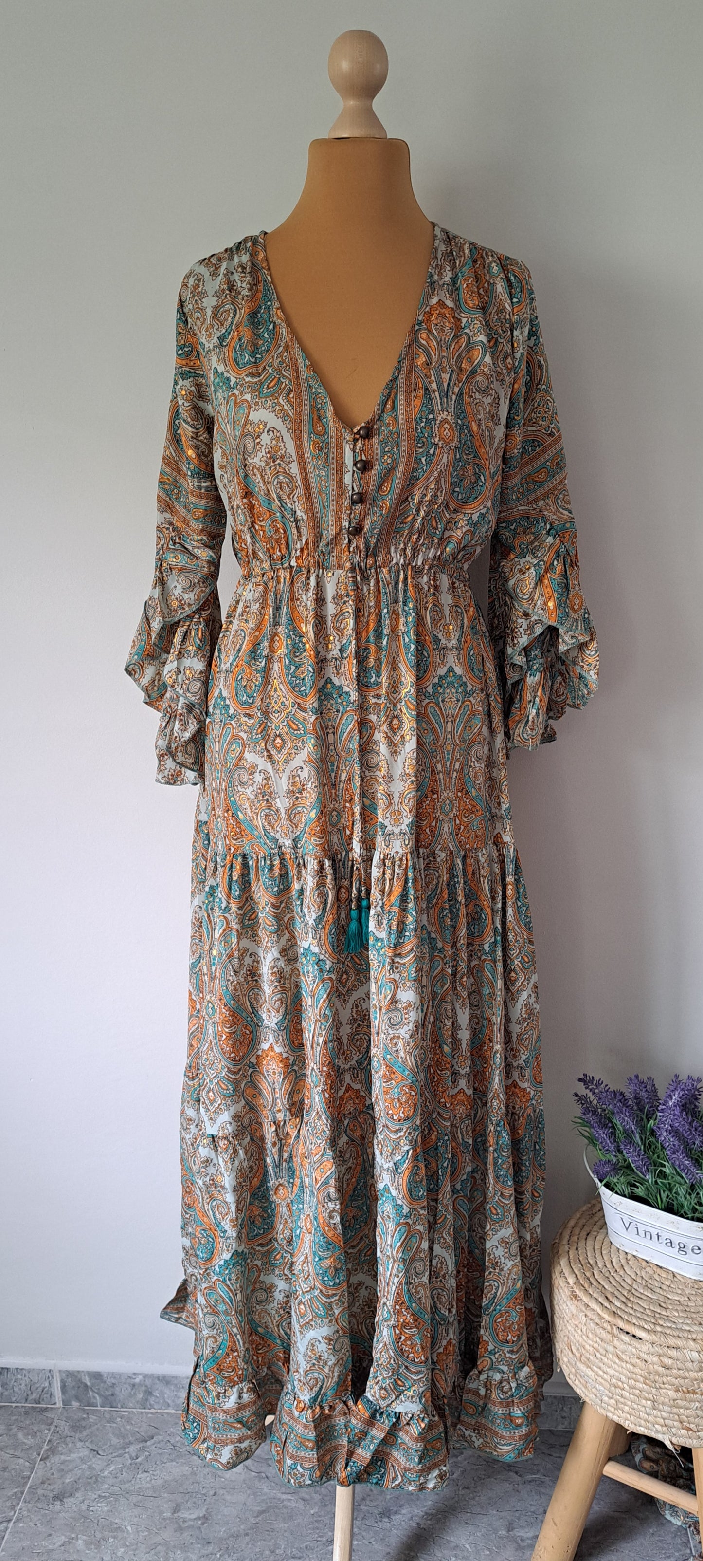 Vestido largo boho con cintura ajustable.