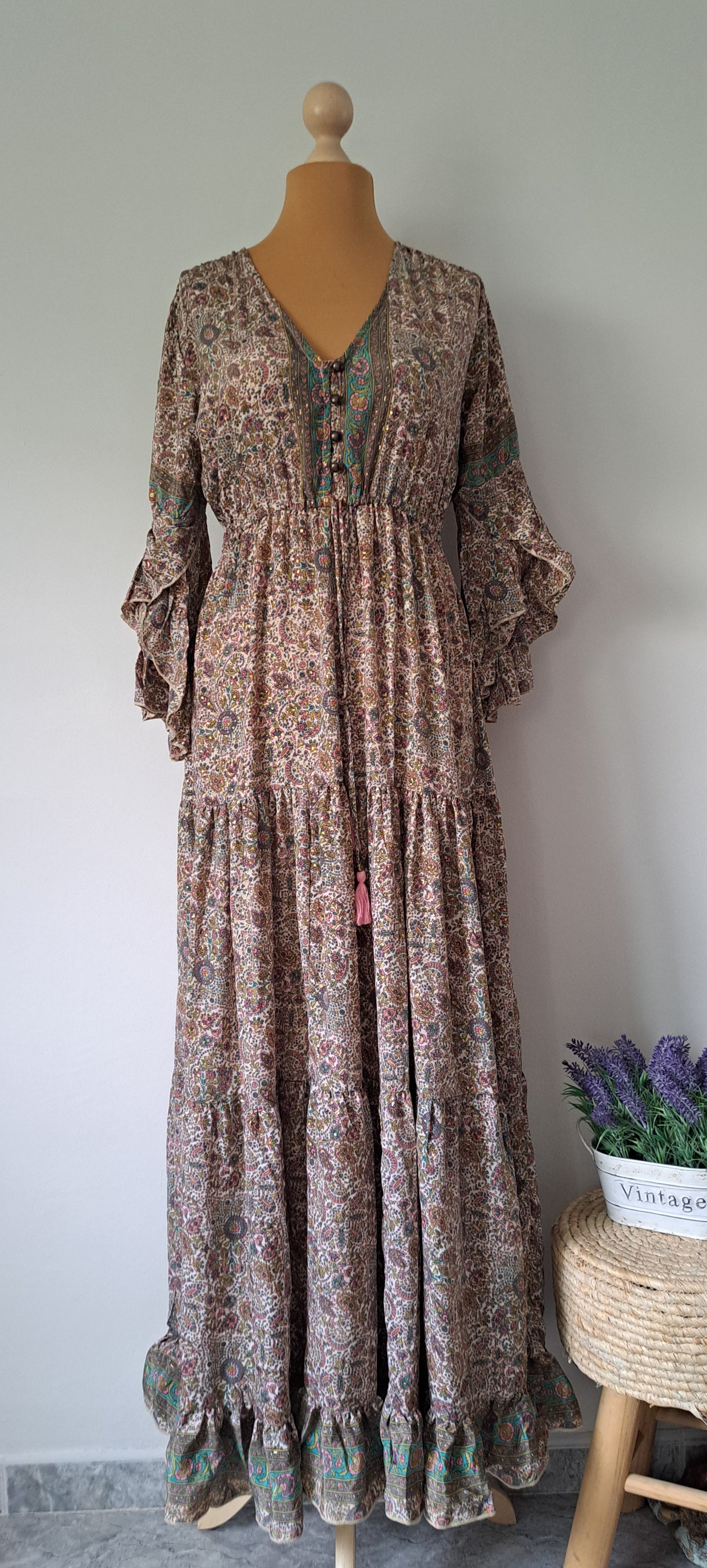 Vestido largo boho con cintura ajustable.