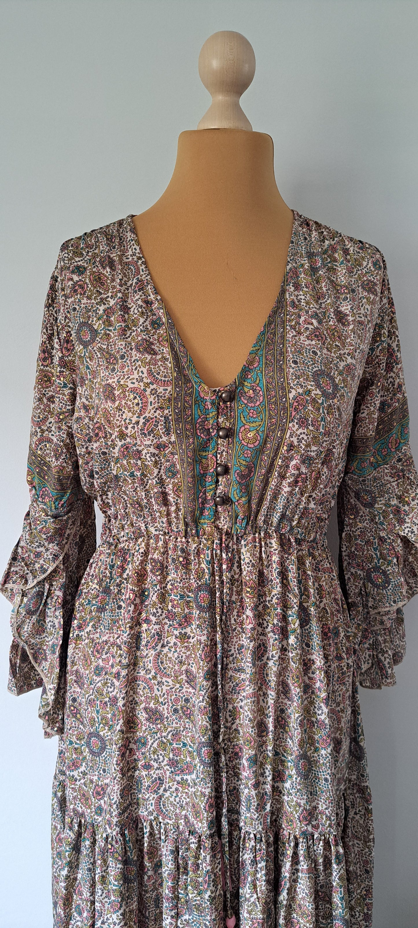 Vestido largo boho con cintura ajustable.