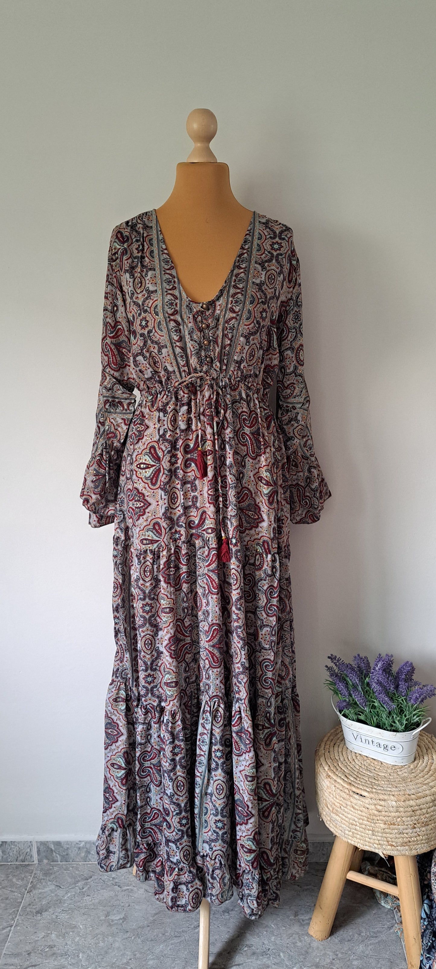 Vestido largo boho con cintura ajustable.