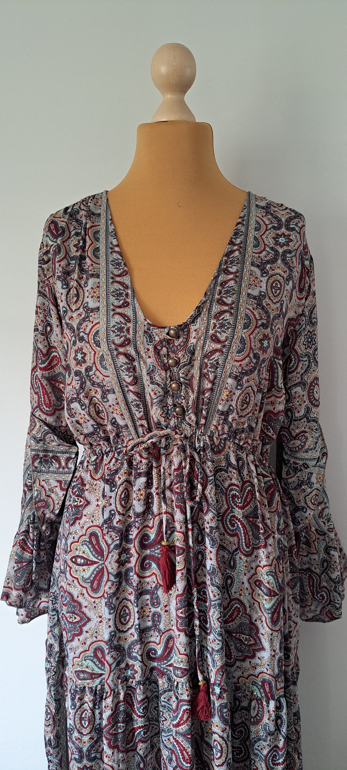 Vestido largo boho con cintura ajustable.