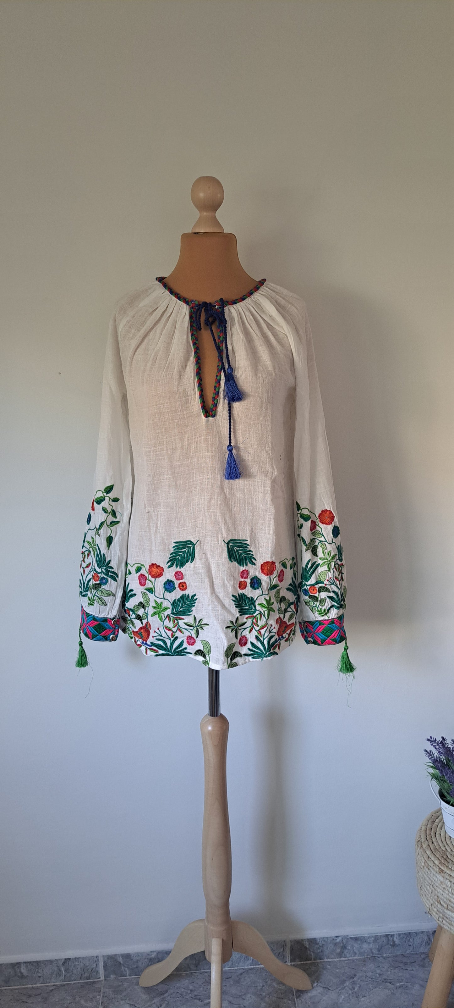 Blusa boohemia con bordado multicolor