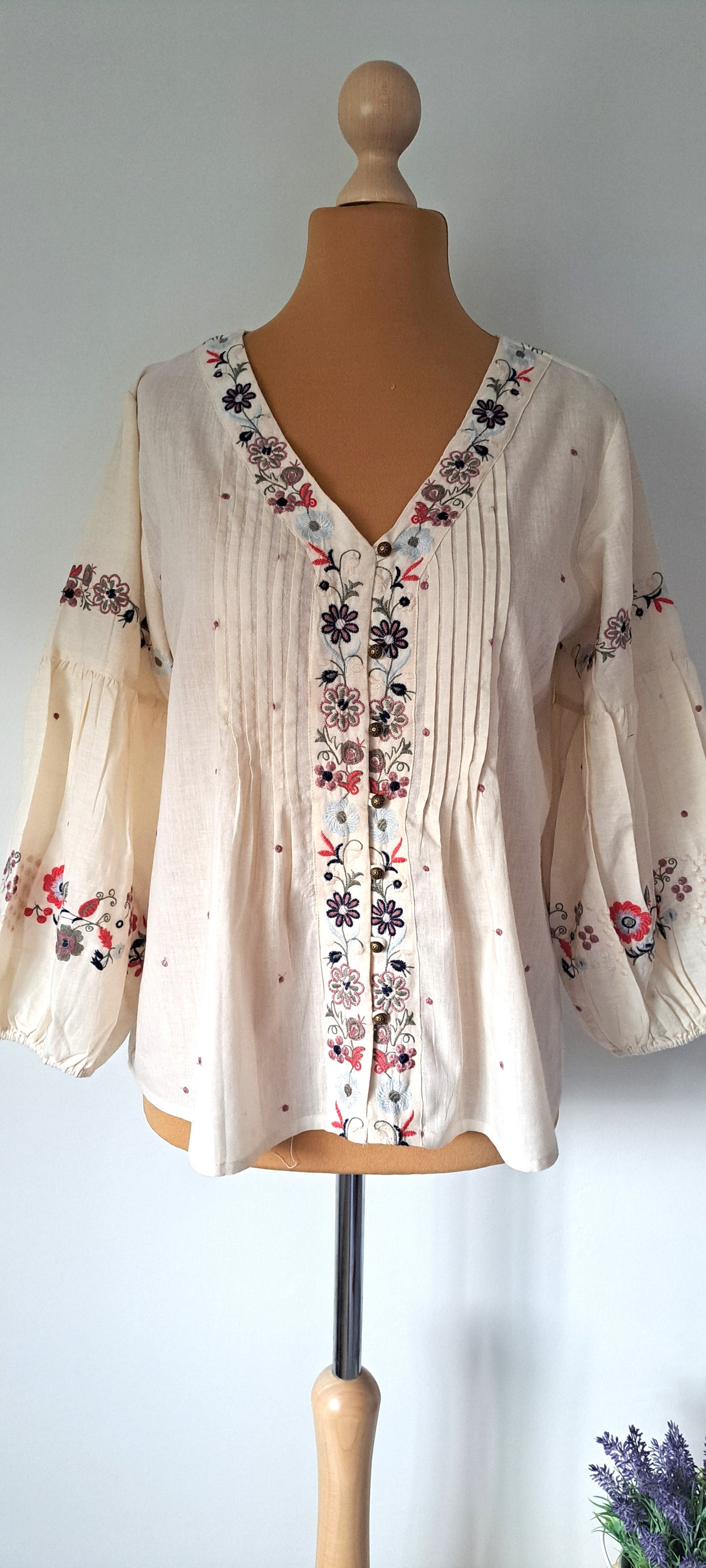 Blusa boho bordado floral.