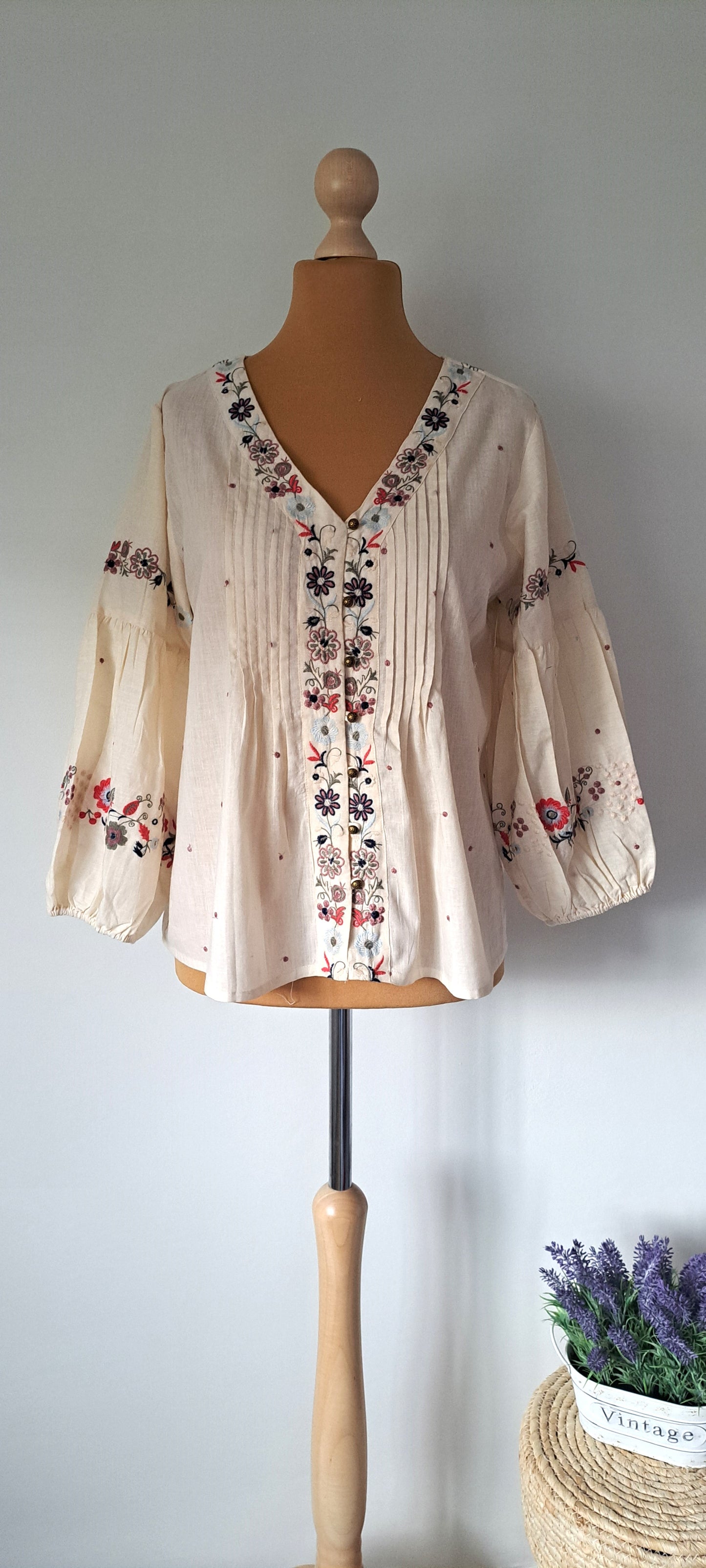 Blusa boho bordado floral.