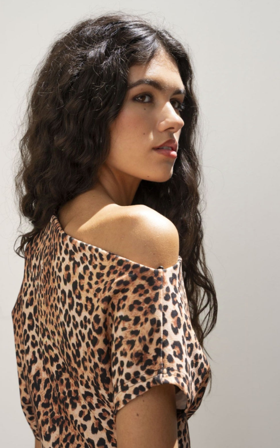 Vestido largo animal print con hombro descubierto.