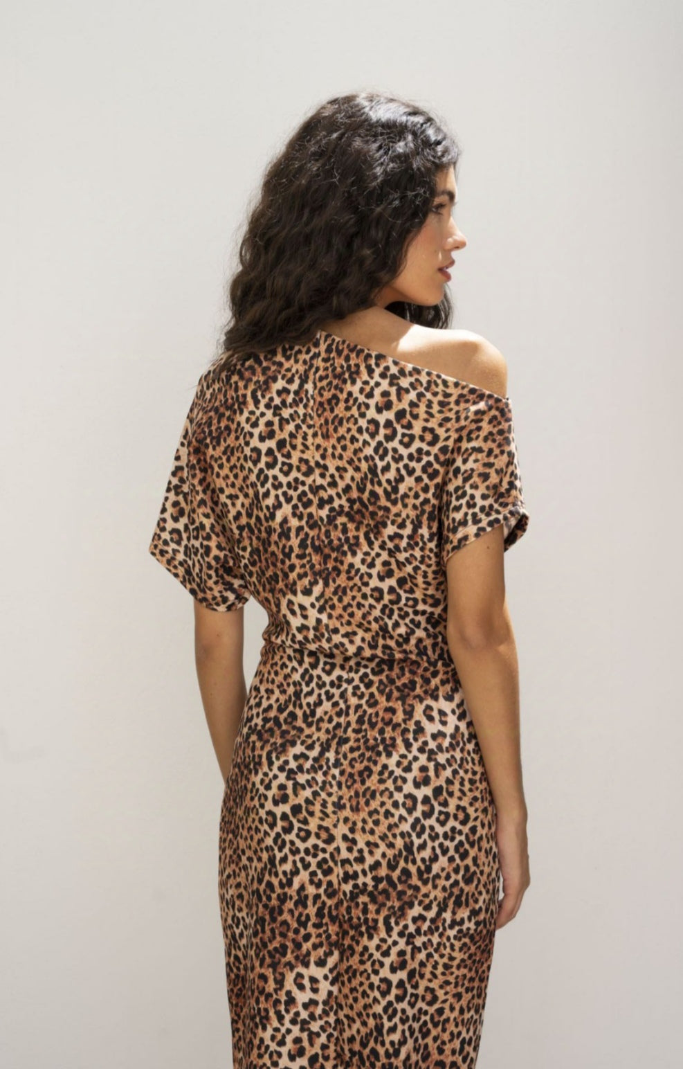 Vestido largo animal print con hombro descubierto.