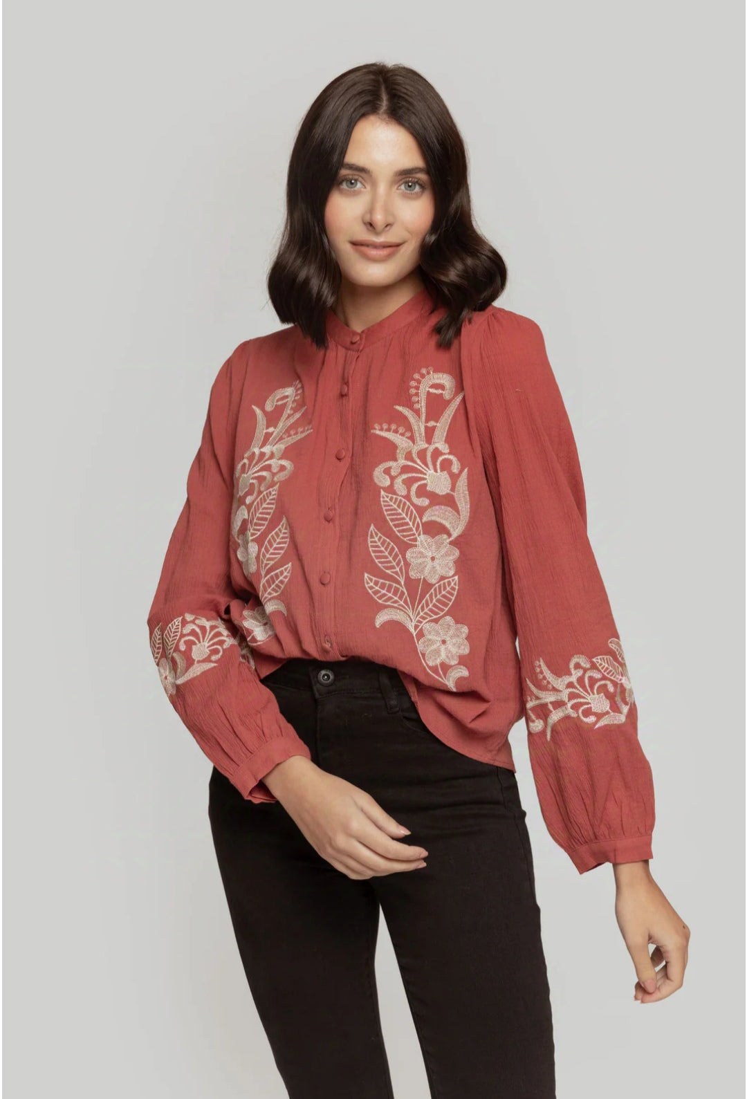 Blusa de algodón bordada.